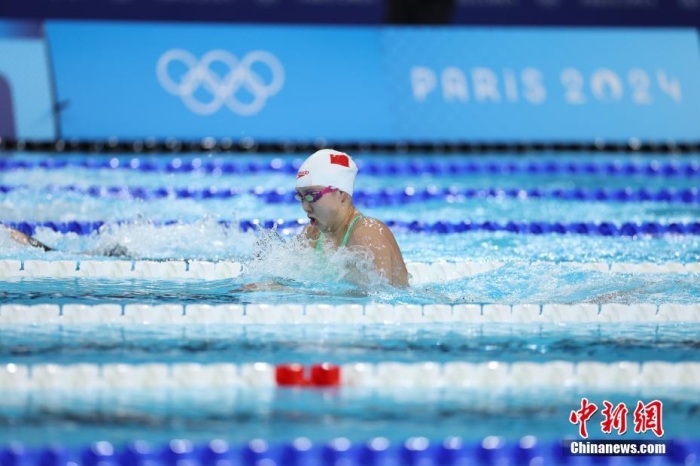 在巴黎奥运会女子百米蛙泳决赛的赛场上，唐钱