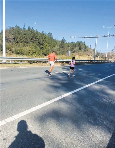 未成年人参与马拉松被指蹭跑引争议 专家称此举