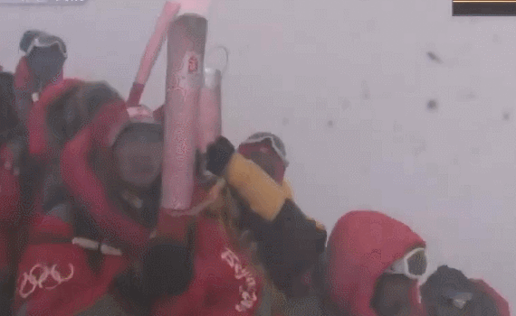 中国登山者2023年登顶珠峰致敬首登63周年