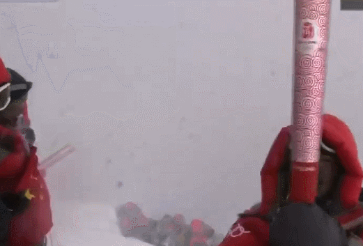 中国登山者2023年登顶珠峰致敬首登63周年