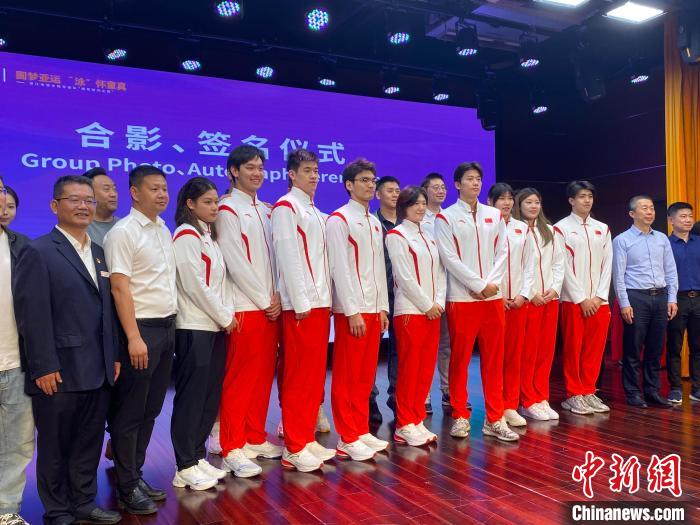 亚运冠军走进儿童福利院传递体育精神