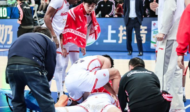 深圳男篮惨胜天津男篮 新星冯熙瑞伤退引关注