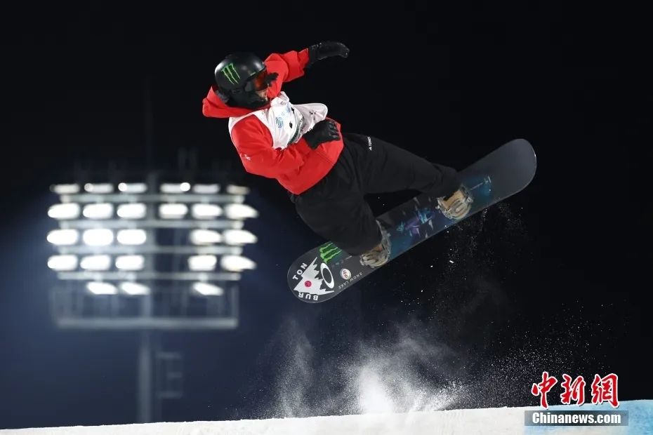 苏翊鸣首夺国际雪联单板滑雪大跳台世界杯冠军
