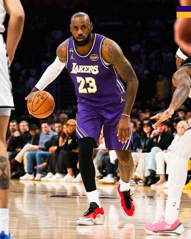 詹姆斯助攻布朗尼创NBA历史首例 父子同场闪耀湖