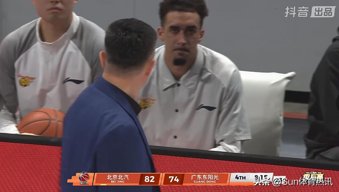 京粤G1北京客场险胜广东 曾凡博23分成关键奇兵